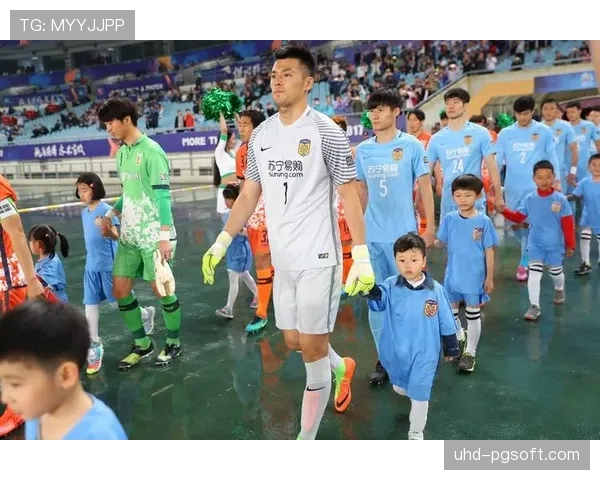 暖心一幕:小球童为摔倒的客队球员捡回球袜,获对手摸头致谢 暖心一幕:小球童为摔倒的客队球员捡回球袜,获对手摸头致谢